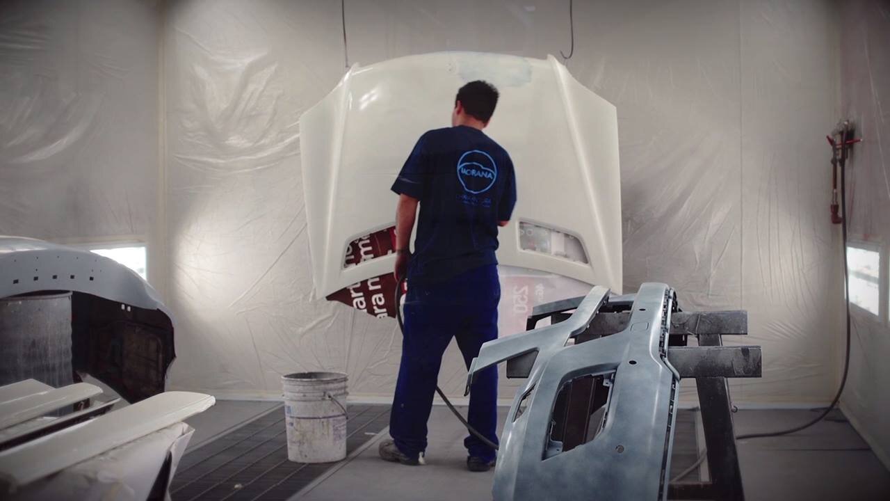 Técnico de IAORANA preparando un capot en la cabina de pintura