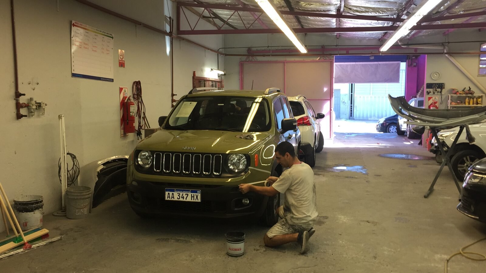 Vehículo siendo preparado en el taller de IAORANA
